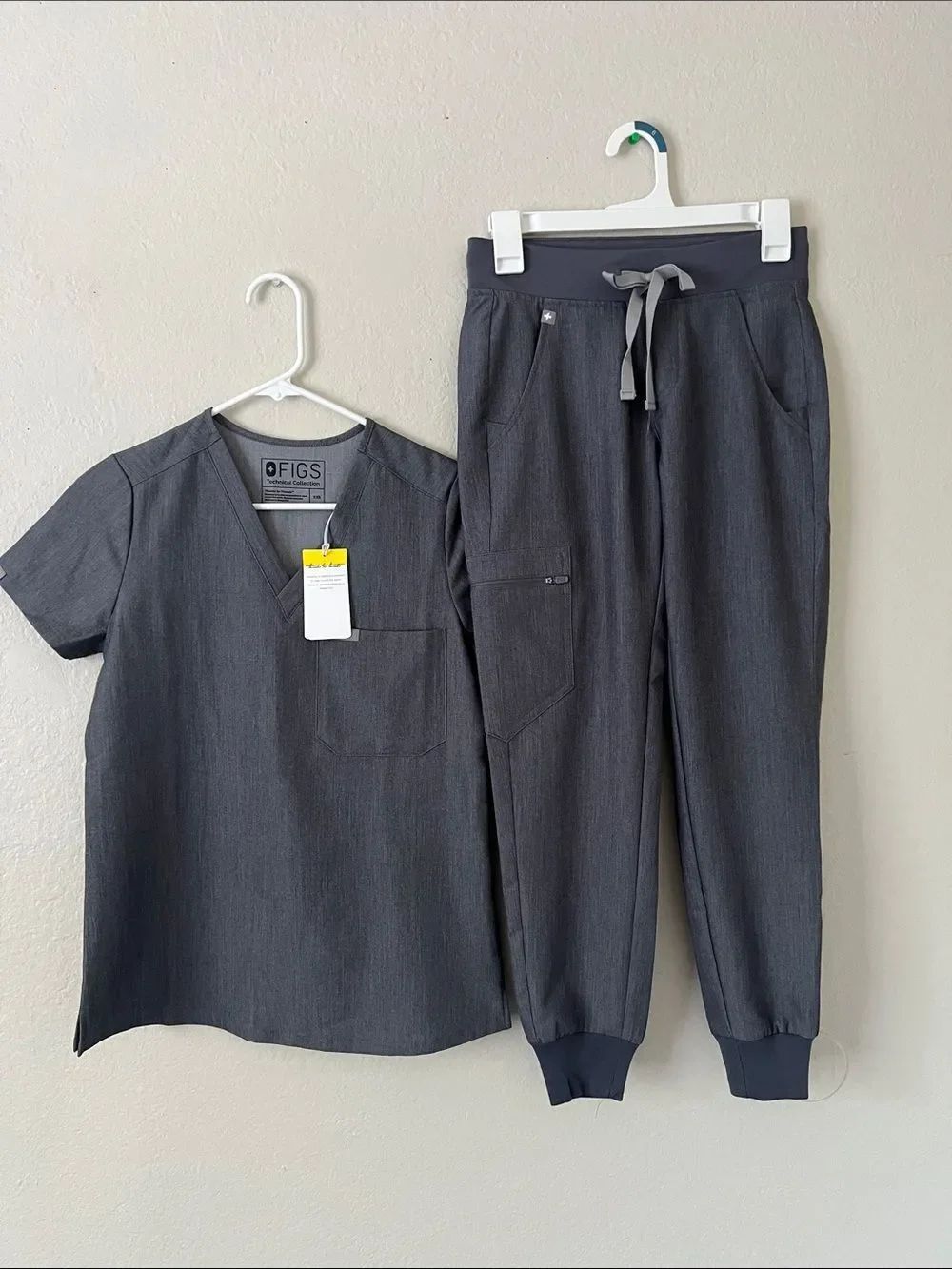 NWT FIGS SET Zamora Jogger Pants XXS/P Catarina One Pocket Scrub Top Gray XXS